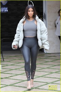 kim-kardashian-kanye-west-step-out-separately-02.jpg