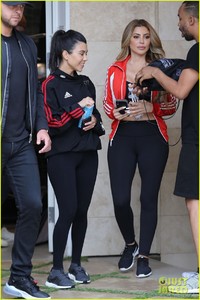 kourtney-kardashian-larsa-pippen-workout-may-2018-01.thumb.jpg.abb3a9e0e73294541768a12bf3a1dfff.jpg