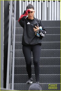 kourtney-kardashian-larsa-pippen-workout-may-2018-05.jpg