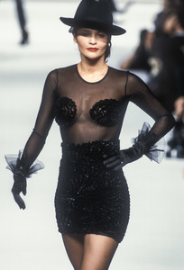 krizia-fw-1995-20.thumb.jpg.c5f8e21e4acf3316b033fb6b5aa83859.jpg