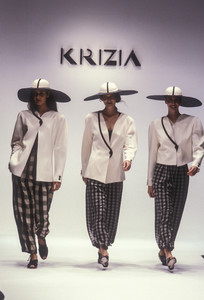 krizia-ss-1989-2.thumb.jpg.4b6862141bb65b5a886570e702b85928.jpg