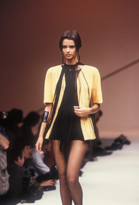 krizia-ss-1991-1.thumb.jpg.d87995d2a4a79d10e11fa74905904222.jpg