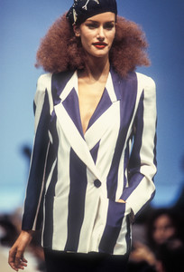 krizia-ss-1993-24.thumb.jpg.90b2fd6bf64584daeb55a6cdad62ecf9.jpg