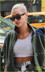kylie-jenner-flashes-flat-tummy-in-nyc-04.jpg