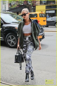 kylie-jenner-flashes-flat-tummy-in-nyc-07.jpg