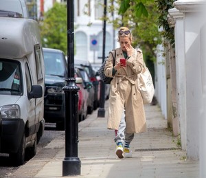 laura-bailey-out-in-notting-hill-london-05-03-2018-0.thumb.jpg.7562e12cd7568885e849f42127a26af4.jpg