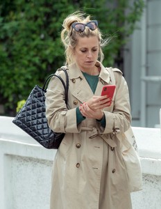 laura-bailey-out-in-notting-hill-london-05-03-2018-1.thumb.jpg.1ee357b970188e909a6fc719272beee0.jpg