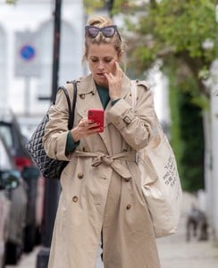 laura-bailey-out-in-notting-hill-london-05-03-2018-3.jpg