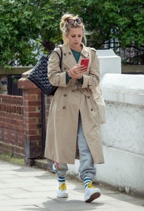 laura-bailey-out-in-notting-hill-london-05-03-2018-4.jpg