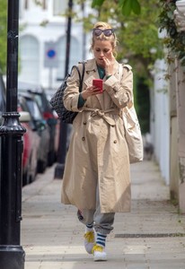 laura-bailey-out-in-notting-hill-london-05-03-2018-5.jpg