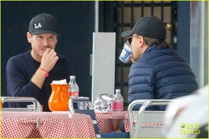 leonardo-dicaprio-and-kevin-connolly-grab-a-bite-together-01.jpg