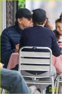 leonardo-dicaprio-and-kevin-connolly-grab-a-bite-together-02.jpg