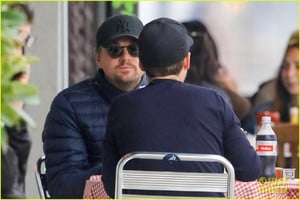 leonardo-dicaprio-and-kevin-connolly-grab-a-bite-together-04.jpg