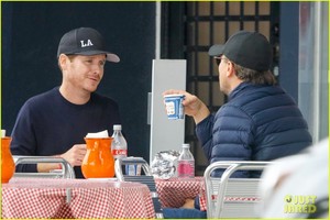 leonardo-dicaprio-and-kevin-connolly-grab-a-bite-together-15.jpg