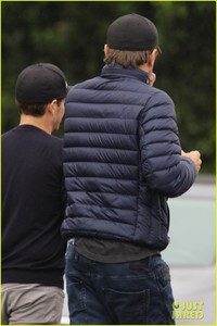 leonardo-dicaprio-and-kevin-connolly-grab-a-bite-together-16.jpg