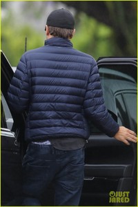 leonardo-dicaprio-and-kevin-connolly-grab-a-bite-together-17.jpg