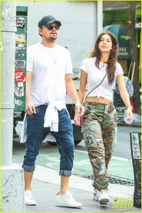 leonardo-dicaprio-rolled-up-jeans-camila-morrone-01.jpg