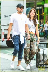 leonardo-dicaprio-rolled-up-jeans-camila-morrone-05.jpg