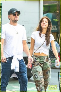 leonardo-dicaprio-rolled-up-jeans-camila-morrone-06.jpg