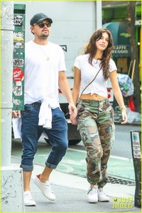 leonardo-dicaprio-rolled-up-jeans-camila-morrone-09.jpg