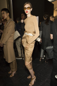 max-mara-bks-z-rs18-0024.thumb.jpg.f44f28ef91decc2d6ca8692c992133f2.jpg