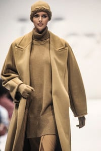 max-mara-fw-1993-2.thumb.jpg.75e4b0c554c1fa84af0bc7ded26e4837.jpg