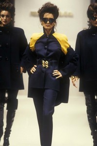 mila-schon-hc-fw-1992-2.thumb.jpg.fe3586f93ba350cf334ac27db3b0e792.jpg