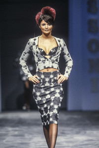 missoni-fw-1995-2.thumb.jpg.d1f2cd4b04996055700ade0c7515e561.jpg