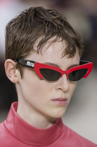 miu-miu-clpa-rf18-0368.thumb.jpg.c75201ad99aec2979b1bb4fd8d560aea.jpg