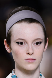miu-miu-clpa-rs18-1056.thumb.jpg.a37e127cb423722456872a9b503e2f16.jpg