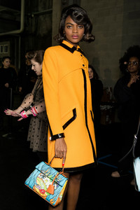 moschino-bks-v-rf18-3810-3805.thumb.jpg.132969f373b41d2c2d3b8fafc2af5c53.jpg