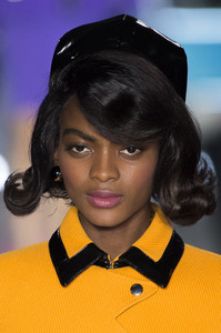 moschino-clpa-rf18-9362.thumb.jpg.a3609a060859561079fae73fc3fb5a30.jpg