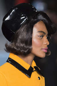 moschino-clpa-rf18-9366.thumb.jpg.21df6fec7a0b9df55dfa544e2014e79c.jpg