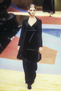moschino-fw-1997-1.thumb.jpg.6ec5dcc120449faf86e01a63bb1210d6.jpg