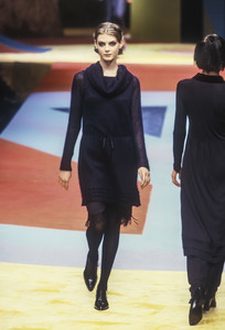 moschino-fw-1997-2.thumb.jpg.fc295d9183943469712b0acdfd0bc96b.jpg