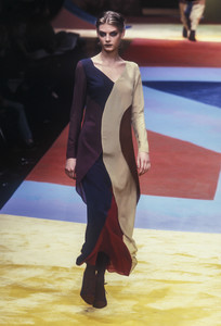 moschino-fw-1997-3.thumb.jpg.7506d2c0137771b6bc8c3c93a9314e83.jpg