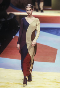 moschino-fw-1997-4.thumb.jpg.788d15d3fcd7d83c9c0d8a9d2242b249.jpg