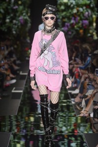 moschino-rs18-2416.thumb.jpg.8736b1020f6e009bdd02afa61abd7e8c.jpg
