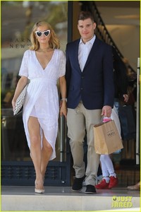 paris-hilton-chris-zylka-dress-to-impress-for-lunch-in-beverly-hills-01.jpg