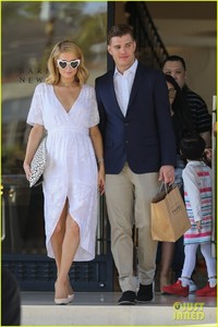 paris-hilton-chris-zylka-dress-to-impress-for-lunch-in-beverly-hills-03.jpg