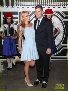 paris-hilton-chris-zylka-pop-up-restaurant-09.thumb.JPG.5857be488f4bbec7ccce0945d1f301d0.JPG