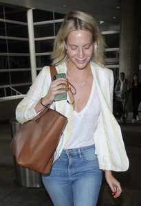 poppy-delevingne-lax-airport-in-la-05-29-2018-1.thumb.jpg.a3a7f5e7e03c7cf788e9c434bf160e7a.jpg