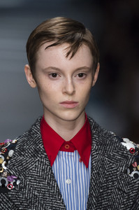 prada-clpa-rs18-2735.thumb.jpg.8c8e69b2fba975e5b5bc3516ec9e3c70.jpg