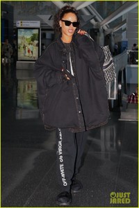 rihanna-plane-jfk-nyc-may-2018-02.jpg