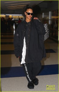 rihanna-plane-jfk-nyc-may-2018-03.jpg