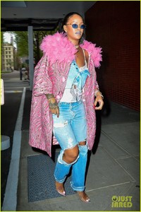 rihanna-rocks-the-chicest-outfit-for-dentist-appointment-01.jpg