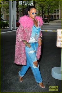 rihanna-rocks-the-chicest-outfit-for-dentist-appointment-03.jpg