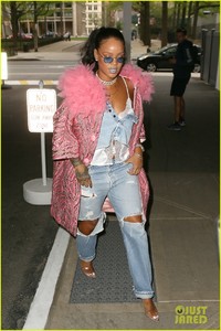 rihanna-rocks-the-chicest-outfit-for-dentist-appointment-05.jpg