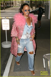 rihanna-rocks-the-chicest-outfit-for-dentist-appointment-06.jpg