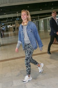 sasha-luss-arriving-at-nice-airport-05-08-2018-0.thumb.jpg.3b4b3c5599e6da27fbcff322e2d5be1d.jpg